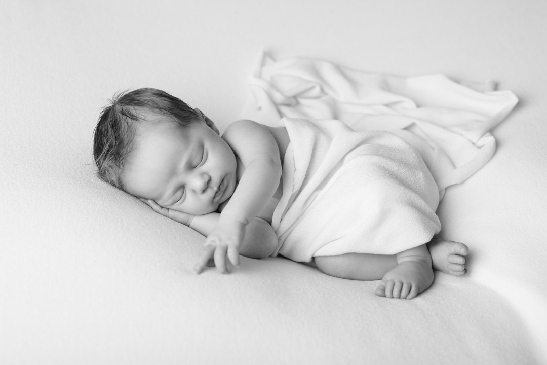 Baby Schwarzweiß Neugeborenenfotografie Ingolstadt Babyfotografie
