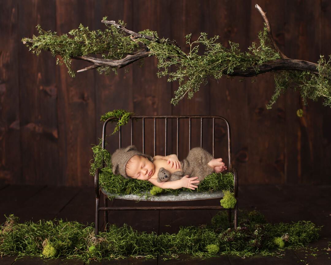 Neugeborenen Fotoshooting, Baby auf Bank liegend, Babyfotografie Ingolstadt Mandy Limbach