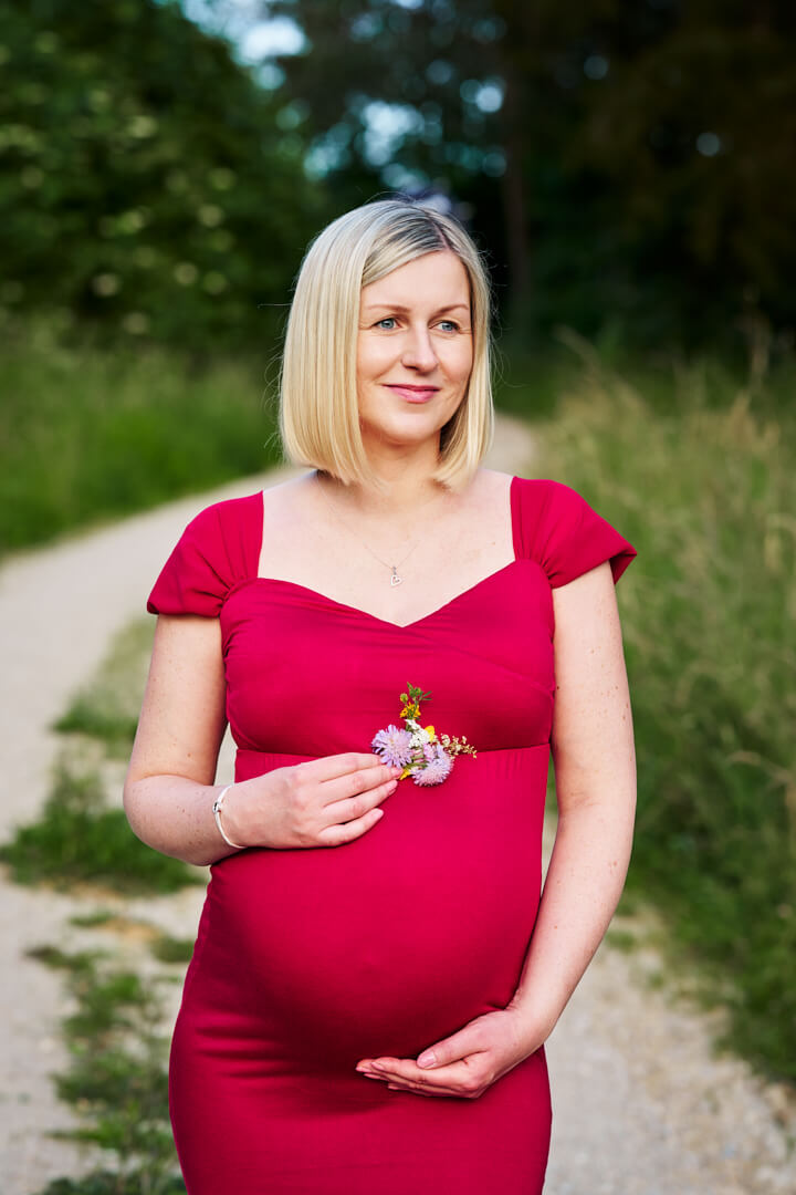 Babybauchfotografie, schwangere Frau in rotem Kleid in Natur, Mandy Limbach Fotografie