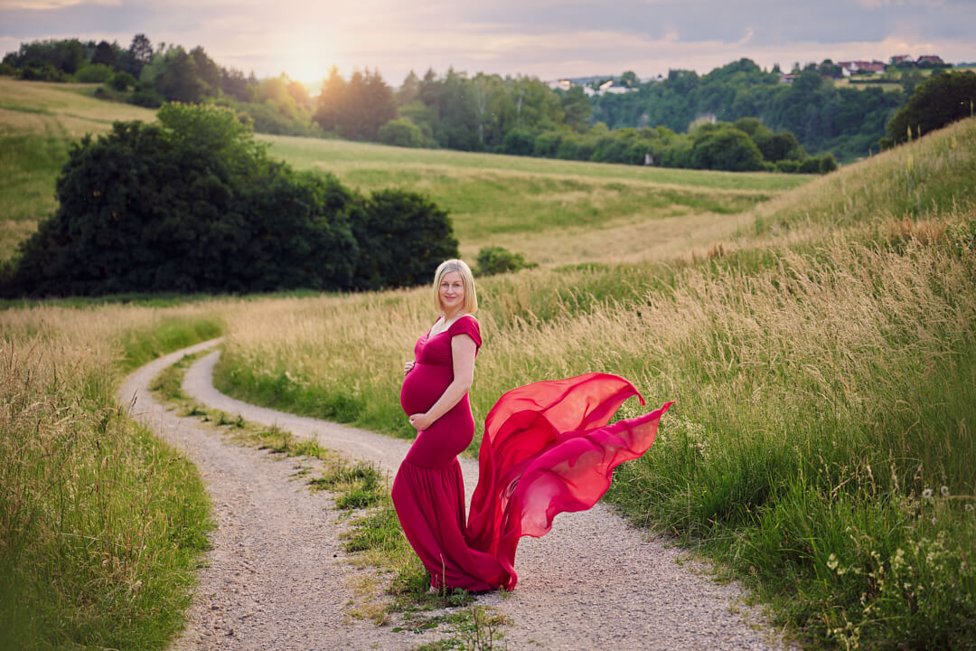 Babybauchfotografie, schwangere Frau in rotem Kleid in Natur, Mandy Limbach Fotografie