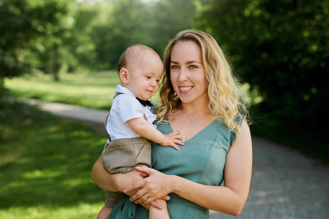 Bei einem wunderbaren Familienshooting im Sommer habe ich die Mama mit ihrem kleinen Sohn auf dem Arm im Park fotografiert.