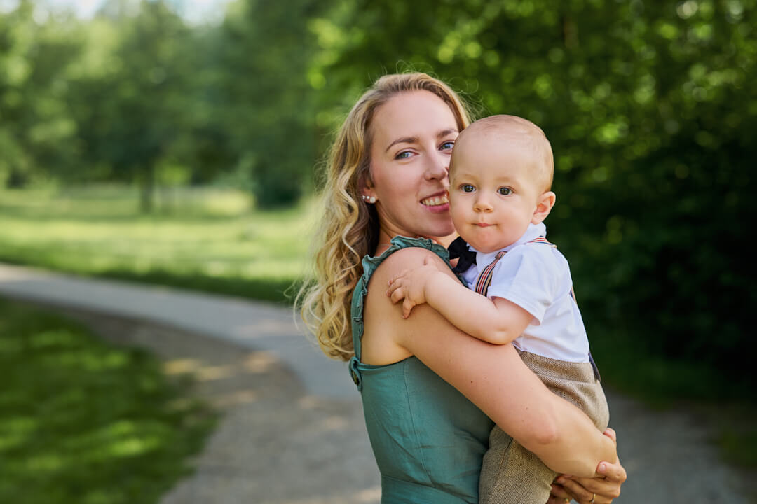 Bei einem wunderbaren Familienshooting im Sommer habe ich die Mama mit ihrem kleinen Sohn auf dem Arm im Park fotografiert.