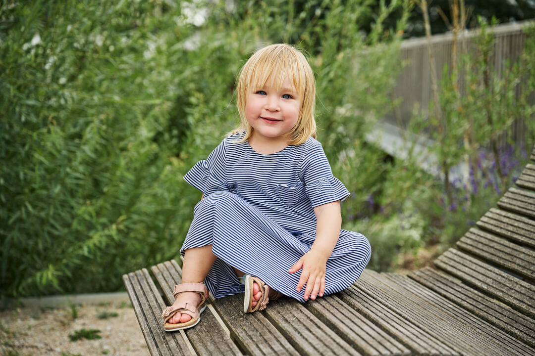 Mädchen auf Bank sitzend im Sommer, Kinderfotografie, Kinderfotos, Mandy Limbach Fotografie