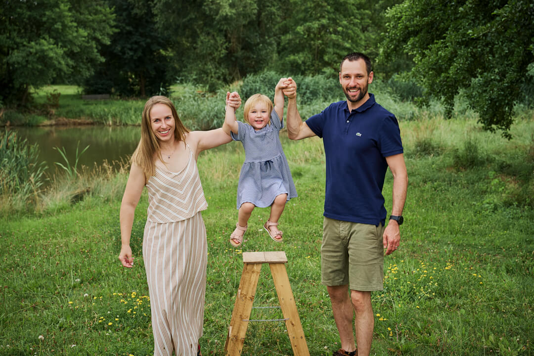 Bei diesem Outdoor-Shooting habe ich als Mandy Limbach Fotografie eine fröhliche Familie in der Natur fotografiert. Die Familienfotografie in der Natur schafft lebendige und authentische Bilder.