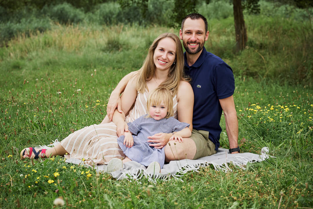 Bei diesem Familienshooting habe ich als Mandy Limbach Fotografie eine nette Familie im auf der Wiese im Park fotografiert.