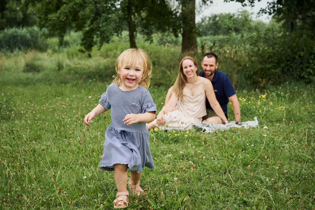 Bei diesem Shooting habe ich als Mandy Limbach Fotografie eine liebe Familie auf einer Wiese auf einer Decke sitzend fotografiert.