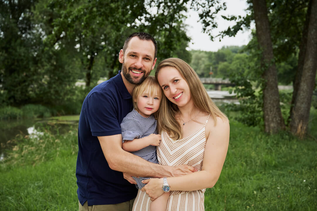 Bei diesem Shooting habe ich als Mandy Limbach Fotografie eine liebe Familie fotografiert. Die Familie steht an einem Fluss zusammengekuschelt.