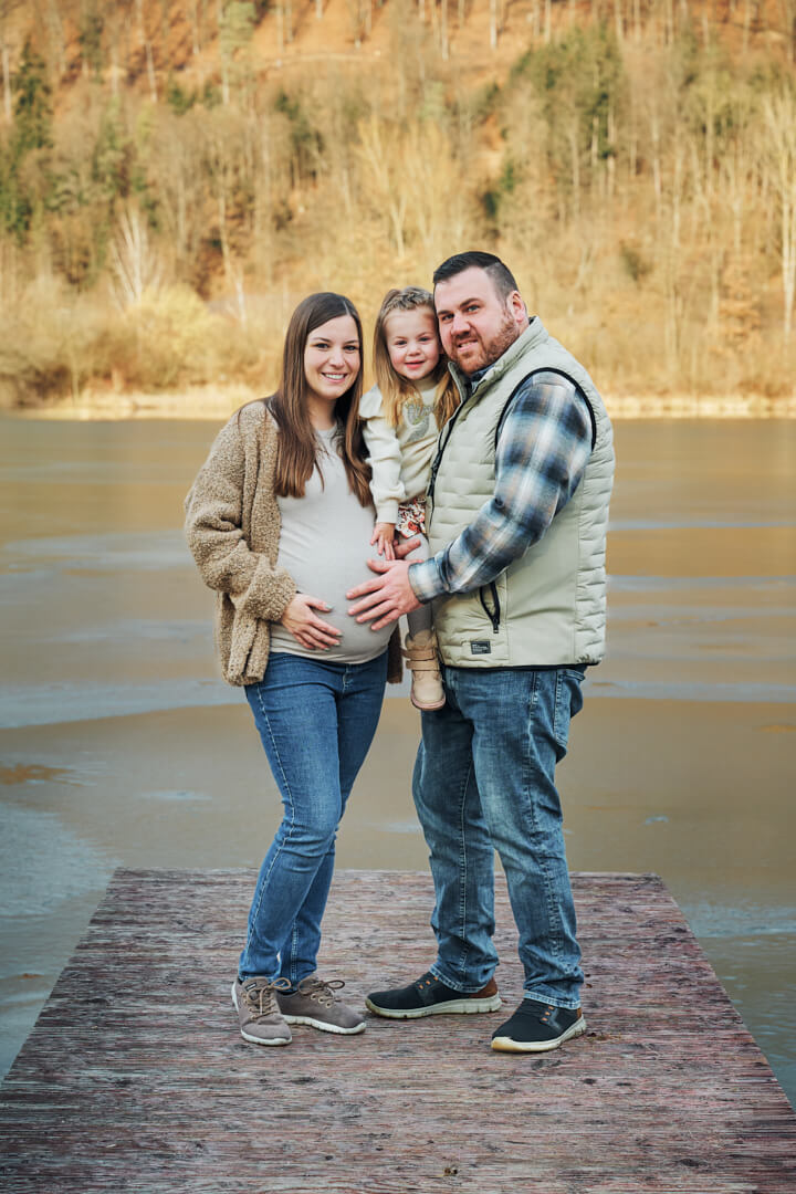 Babybauchshooting im Winter am See, werdende Eltern mit Geschwisterkind, Outdoor Schwangerschaftsfotografie