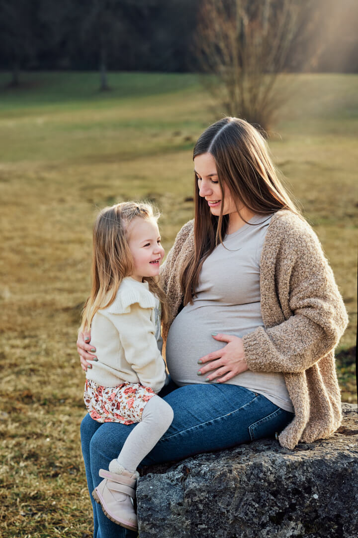 Babybauchshooting im Winter am See bei Vohburg, werdende Mama mit Geschwisterkind, Outdoor Babybauchfotografie