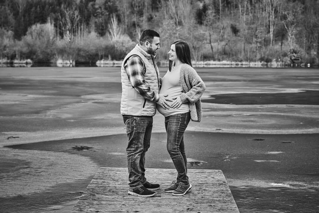 Babybauchshooting im Winter am See bei Vohburg, werdende Eltern, schwarz weiss Aufnahme, Outdoor Schwangerschaftsfotografie