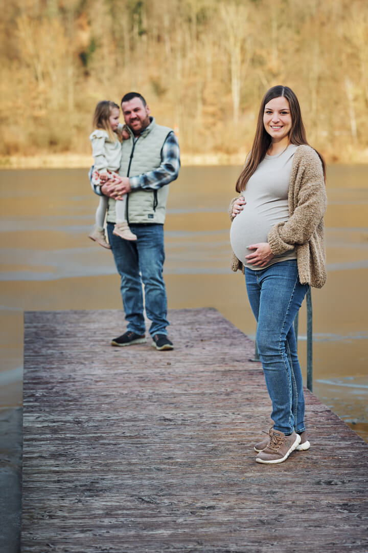 Babybauchshooting im Winter am See bei Vohburg, werdende Eltern und Geschwisterkind, Outdoor Schwangerschaftsfotografie