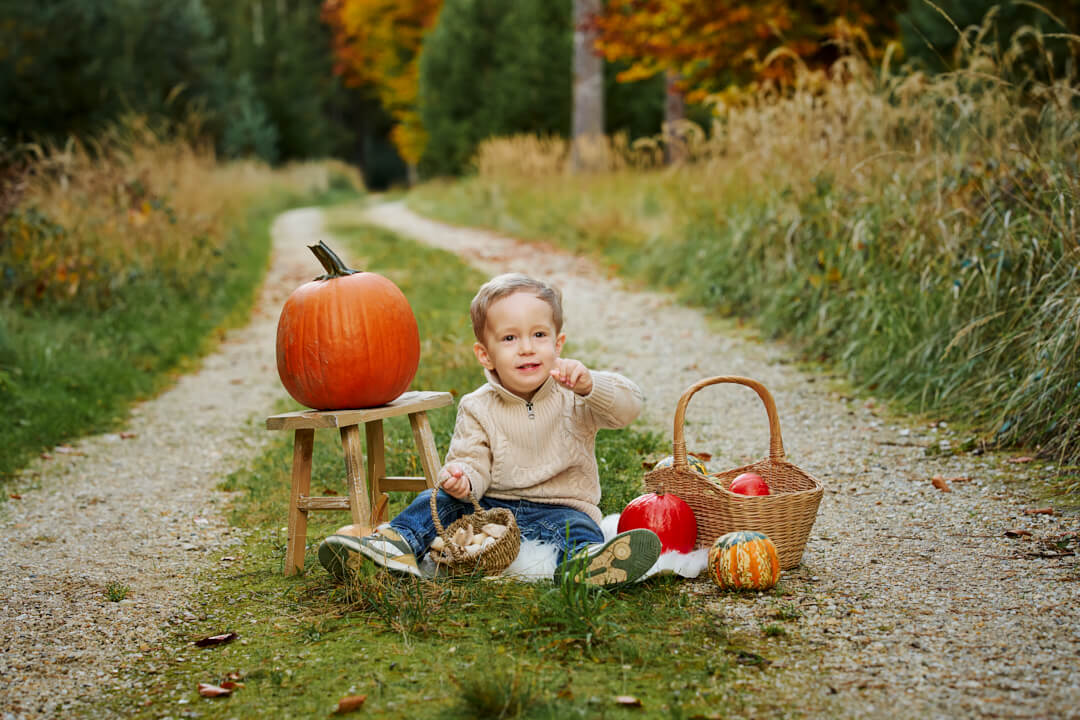 Herbstshooting mit Mama und Kind in Herbstlicher Landschaft mit Herbst Deko in der Umgebung von Vohburg, Outdoor Familienfotografie in warmen Herbstfarben