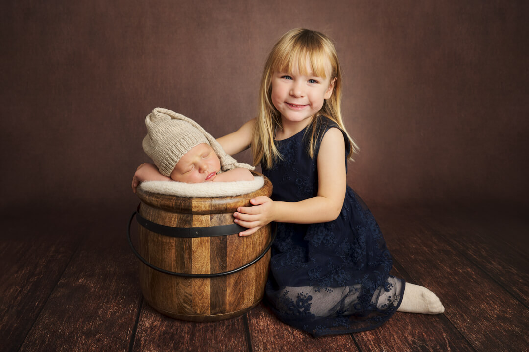 Neugeborenes mit Geschwisterkind, in schlichter Fotografie Kulisse, Neugeborenenfotografie, Neugeborenen Shooting Vohburg